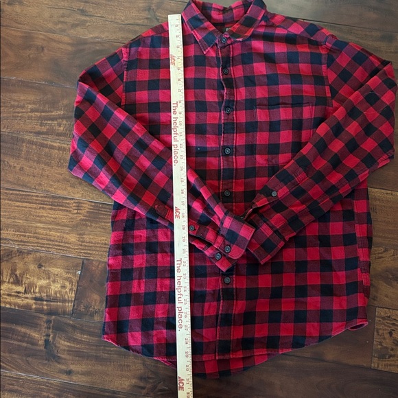 Uniqlo | Red and Black Plaid Button-Up flannel Shirt - Picture 4 of 11